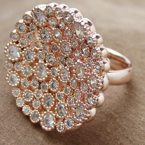 キュービックジルコニアの指輪で、手元を華やかに。パーティーに人気の豪華なジュエリー。